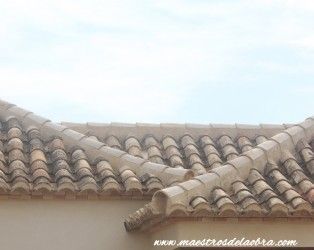 Tejados y cubiertas de teja árabe antigua, encuentros