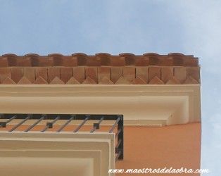 Alero de tejado rehabilitado decorado rasilla cerámica