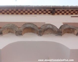 Alero de tejado rehabilitado de teja árabe y cerámica