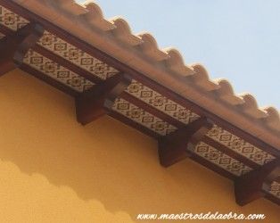 Alero de tejado con cerámica decorada