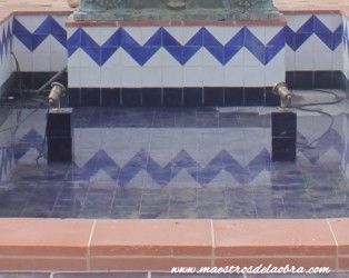 Alicatar con azulejos piscina tradicional