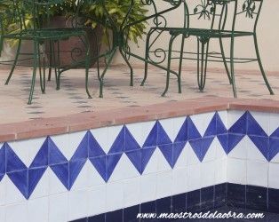 Alicatar con azulejos piscina de colores